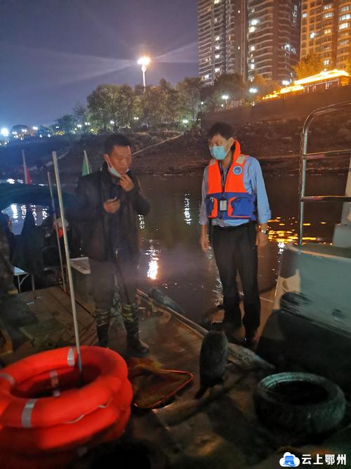 希望之海成危险禁地 加沙渔民乘小木船捕鱼冒险谋生