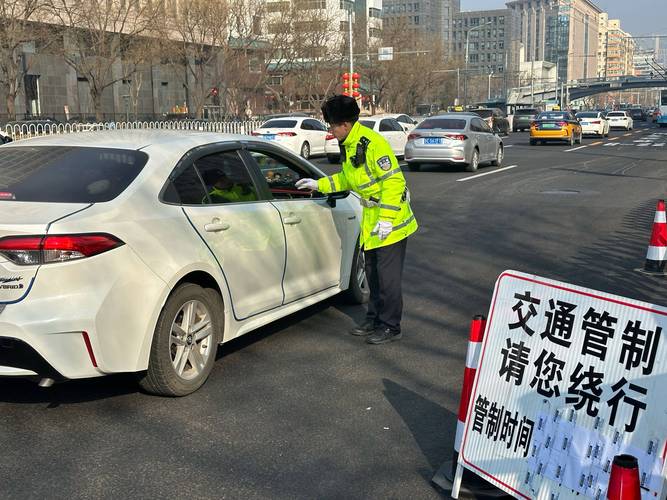 景区迎来大客流 北京部分路段采取临时交通管制