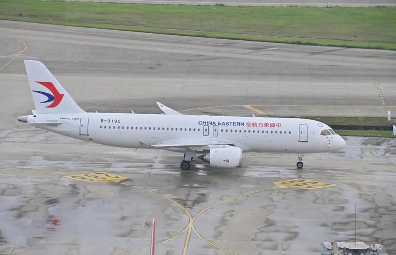 身披“闪耀中国红” 东航第10架C919交付入列