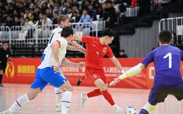 足球——五人制国际邀请赛:中国队不敌捷克队
