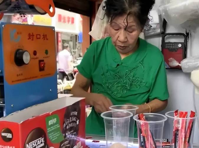 10元手冲咖啡阿姨回应不火,没有失落感,我太满足了