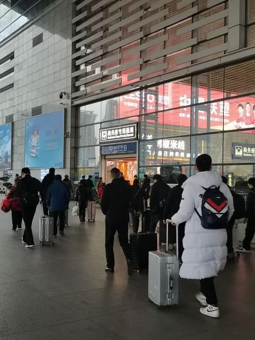 春运第一天,返乡的年轻人们“轻装上阵”,他们的行李箱里都有些啥?