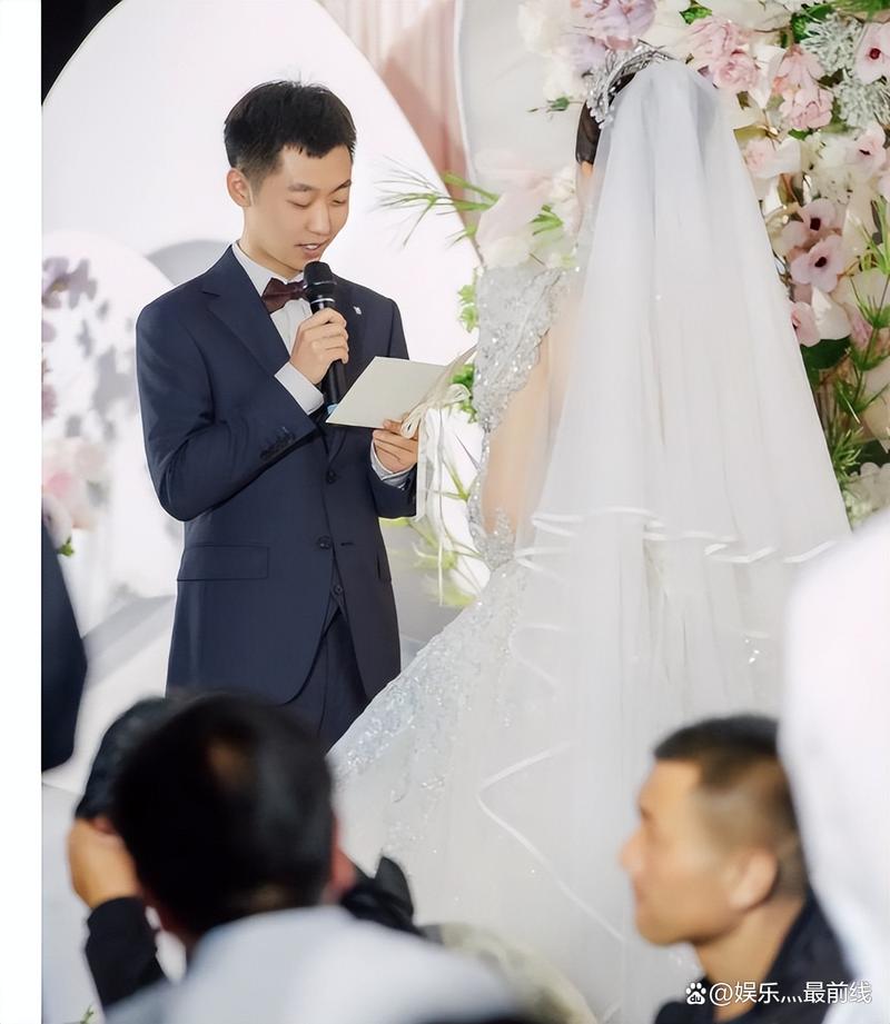 结束十年爱情长跑!46岁的他终成婚,网友祝贺