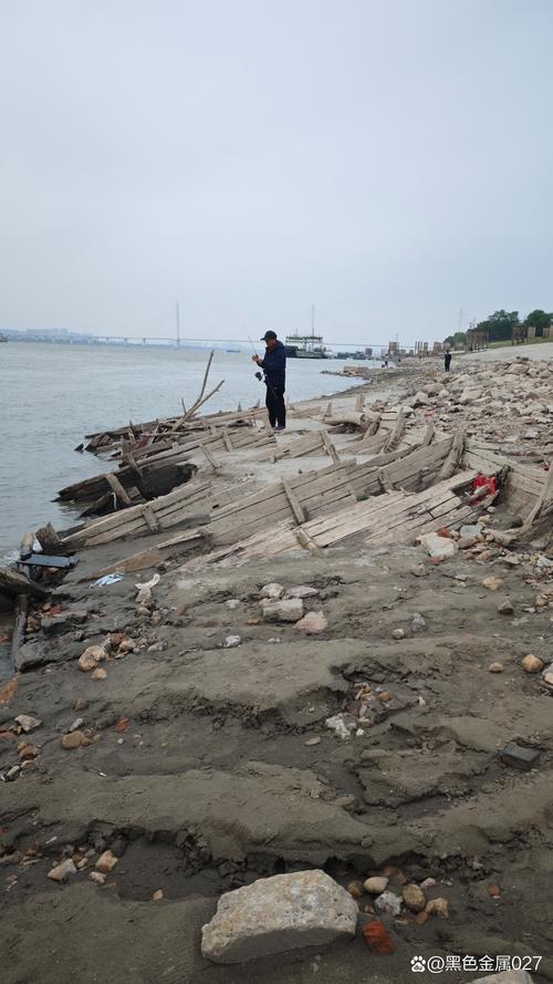 长江枝江水道打捞一艘沉船