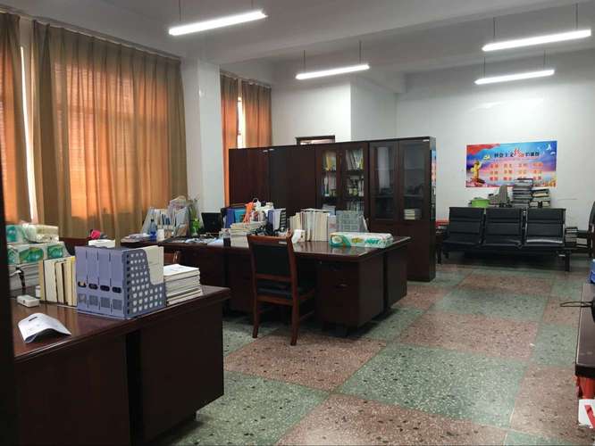 栖凤渡中学办公室大检查 携手共创美好校园环境