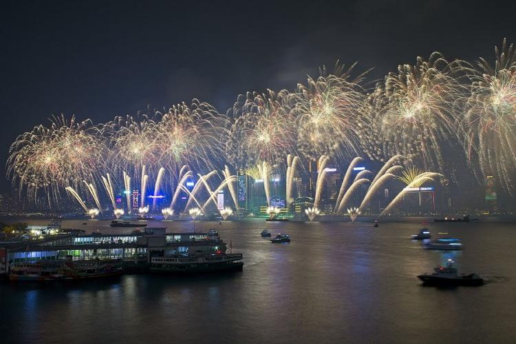 贺新春送祝福 共聚一堂欢度佳节 香港举行烟花汇演晚会