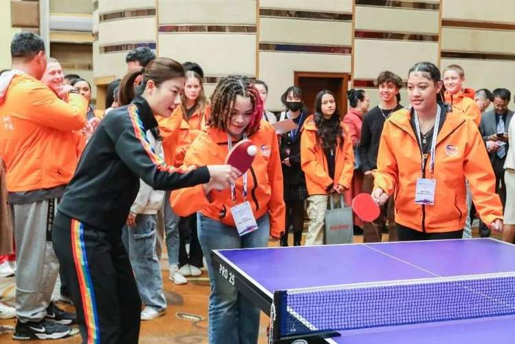 美国华盛顿州中学生代表团访北大 与丁宁切磋乒乓球