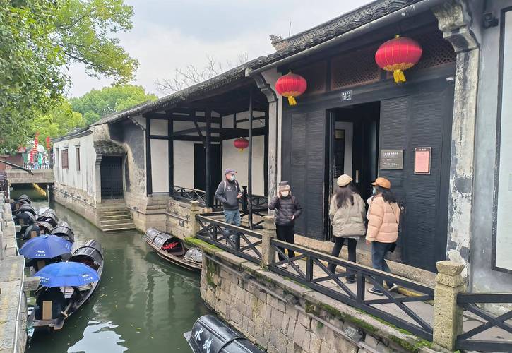 鲁迅故里景区一保安晕倒口吐血沫?景区辟谣:低血钾摔倒了,他最近在减肥节食
