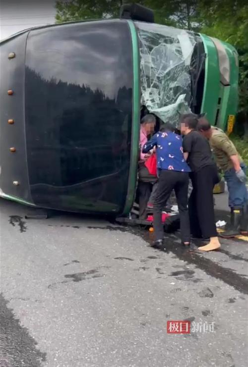 重庆巴南区发生一起交通事故,致1死9伤